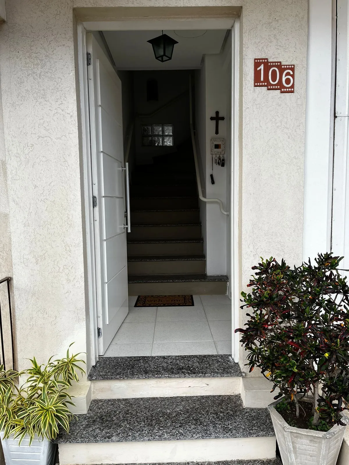 Imagem Sobrado com 3 quartos, 1 suíte, lareira, churrasqueira, 3 vagas cobertas na zona sul.