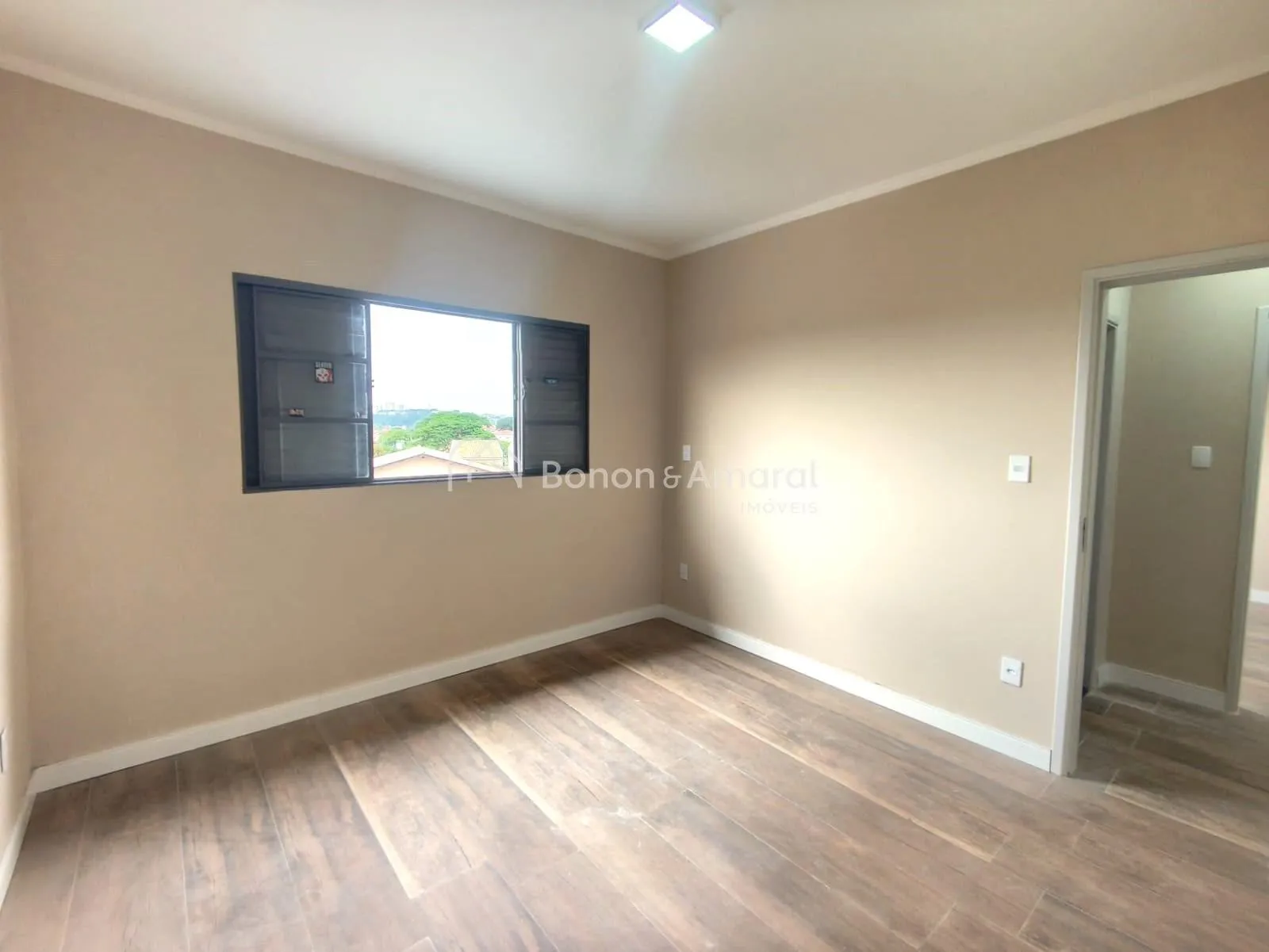 Imagem Casa Ampla com Duas Moradias Independentes, 4 Quartos, 6 Vagas e Quintal Espaçoso
