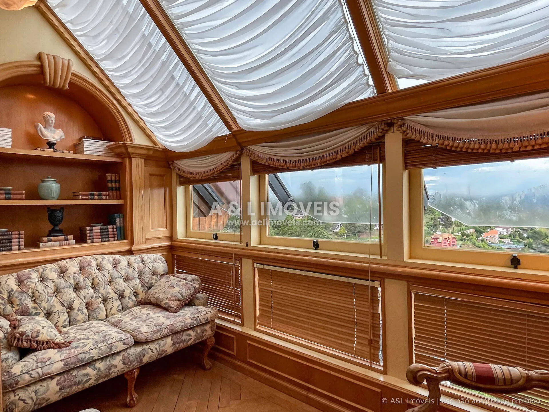 Imagem Cobertura Duplex Alto do Capivari | 315 m² - 3 Suítes e Sauna Privativa