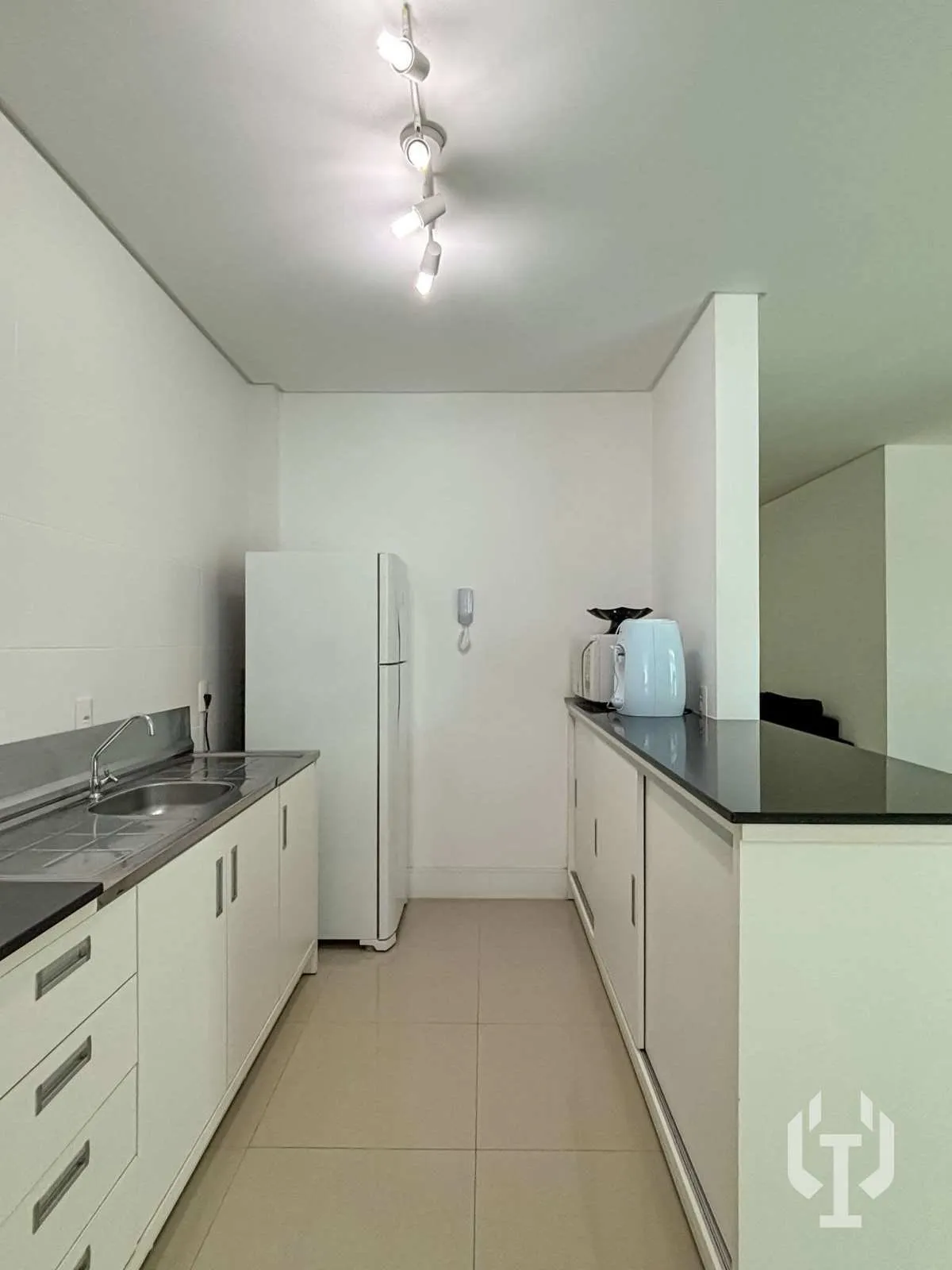 Imagem Apartamento com 3 dormitórios e 2 vagas de garagem em Meia Praia