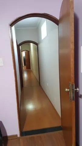 Imagem VENDA DE SOBRADO NO JARDIM PRESIDENTE DUTRA, EM GUARULHOS/SP, 300m² com 4 quartos, suíte, salão amplo e coberto e garagem para 02 autos. CONSULTE-NOS.