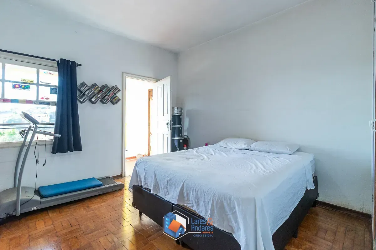 Imagem Sobrado para venda em Chácara Inglesa com 4 quartos, sendo 1 suíte, 181m²
