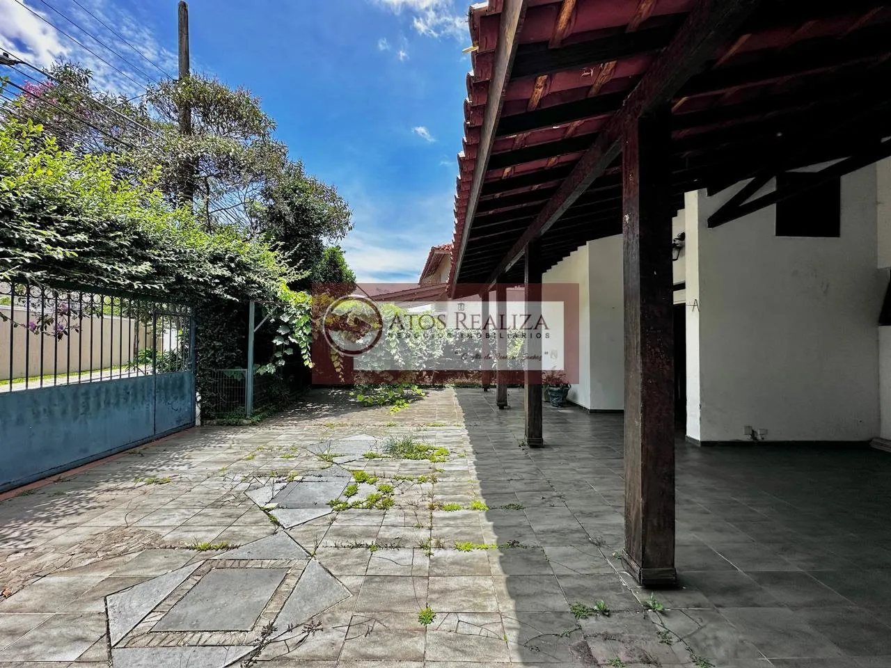 Imagem Sua Oportunidade batendo a sua Porta. Vendo casa em Interlagos 380m² com 4 quartos. VALOR VENDA: R$ 1.600.000 IPTU (anual): R$ 14.205 380 m2 útil 4 dormitórios 2 suítes 6 banheiros Sala de TV ️ Cozinha americana ️ Despensa Lavabo Lavanderia 6 vagas Churra