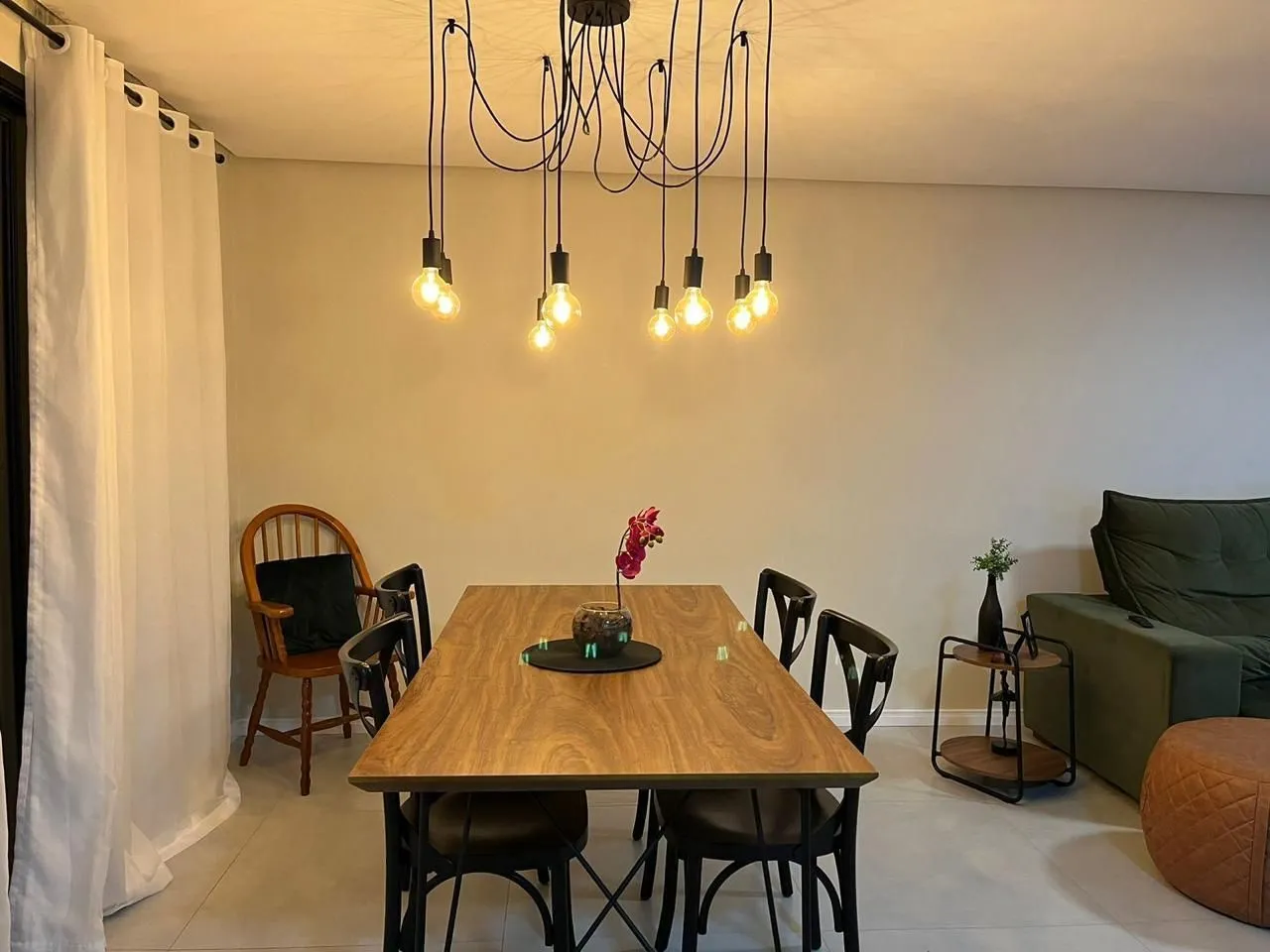 Imagem Casa em condomínio com 3 dormitórios, suíte e 2 vagas.
