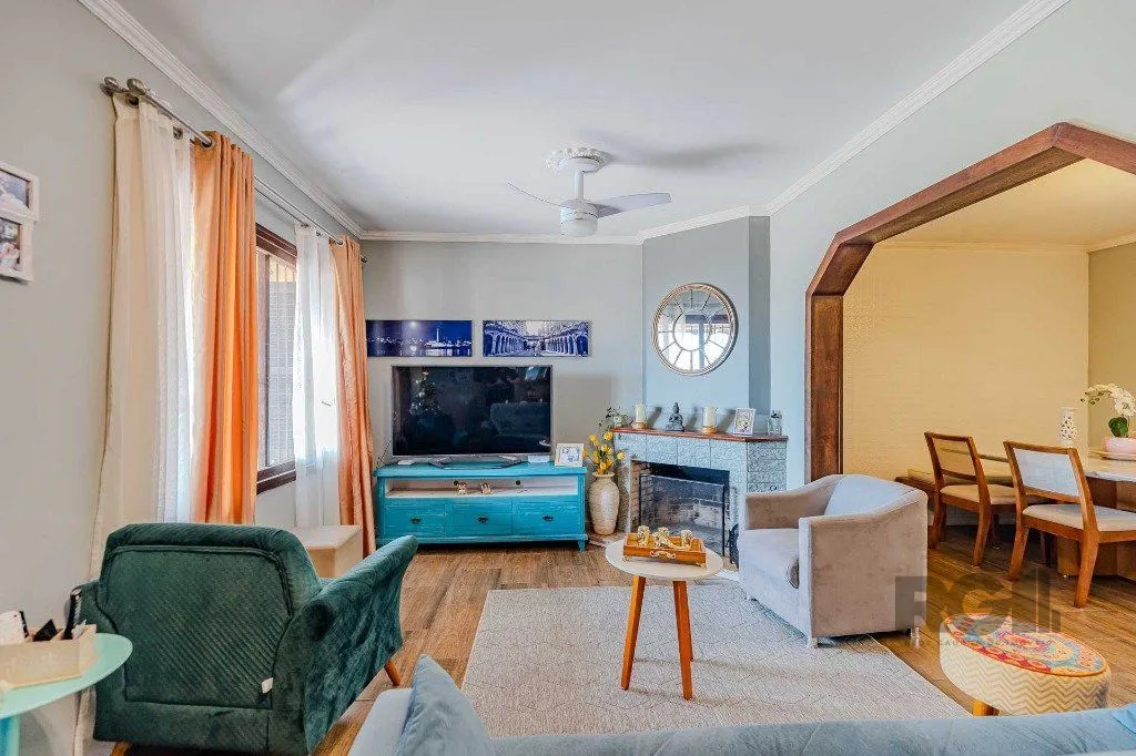 Imagem Casa com 234m², 3 dormitórios, 3 vagas no bairro Partenon