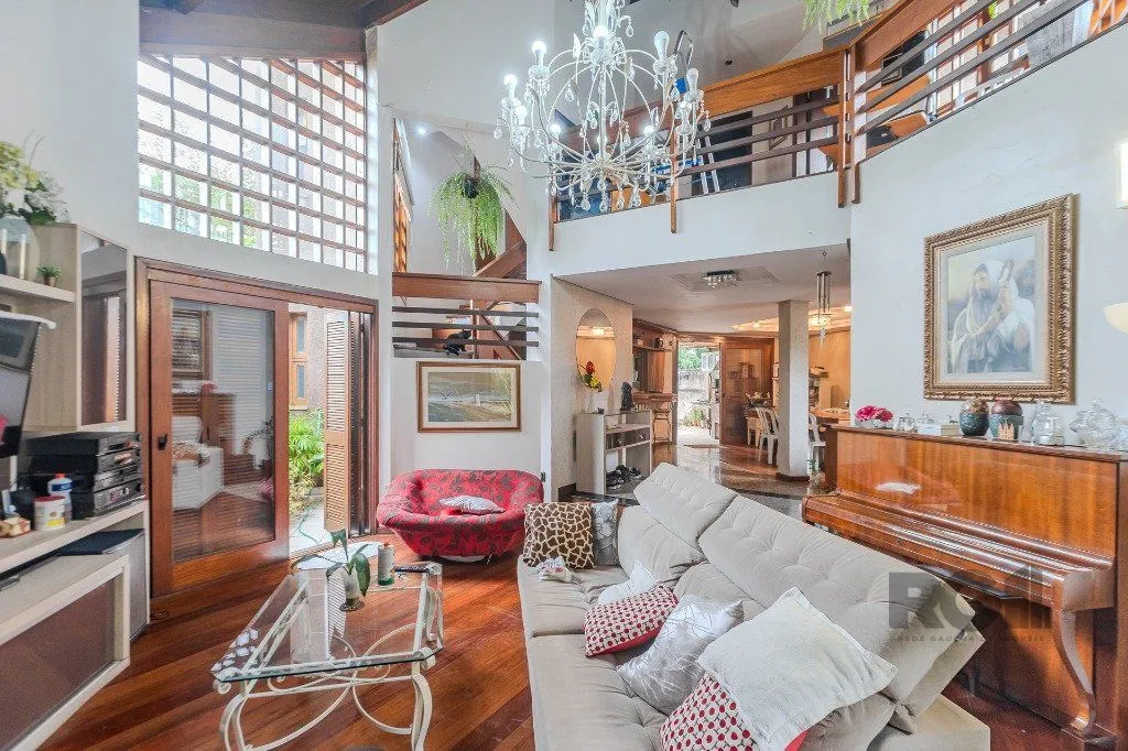 Imagem Casa 400m² - 5 dormitórios, 4 vagas no bairro Vila Jardim