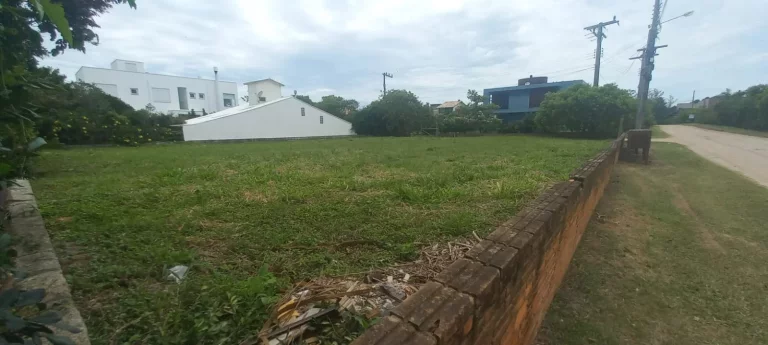 Imagem Terrenos de Sonho a 150m da Praia da Barra em Garopaba-SC: Construa seu Paraíso à Beira-Mar