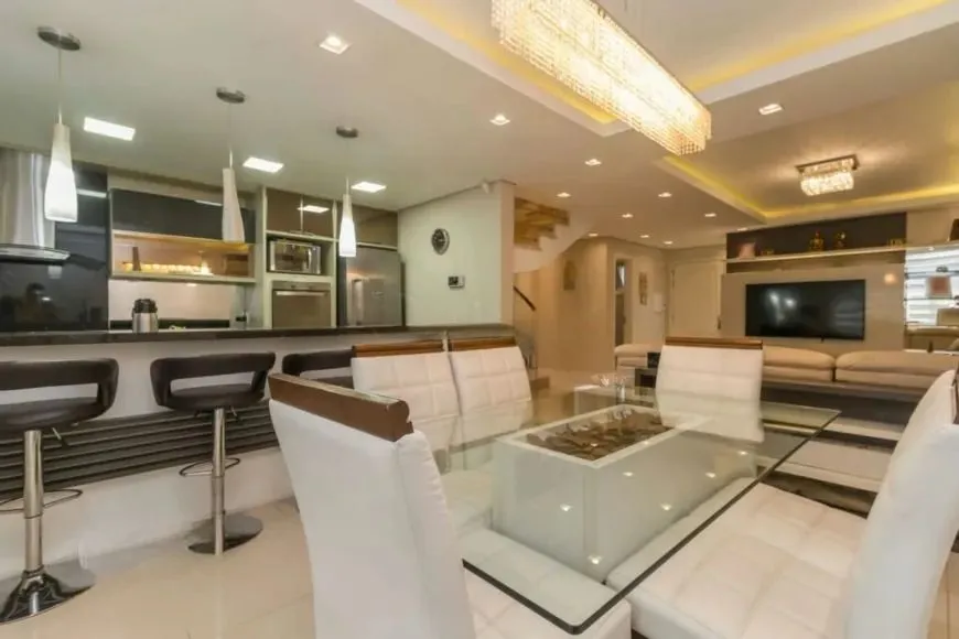 Imagem Casa Seminova 3 Dorm com Pátio e 4 Vagas no Jardim Planalto