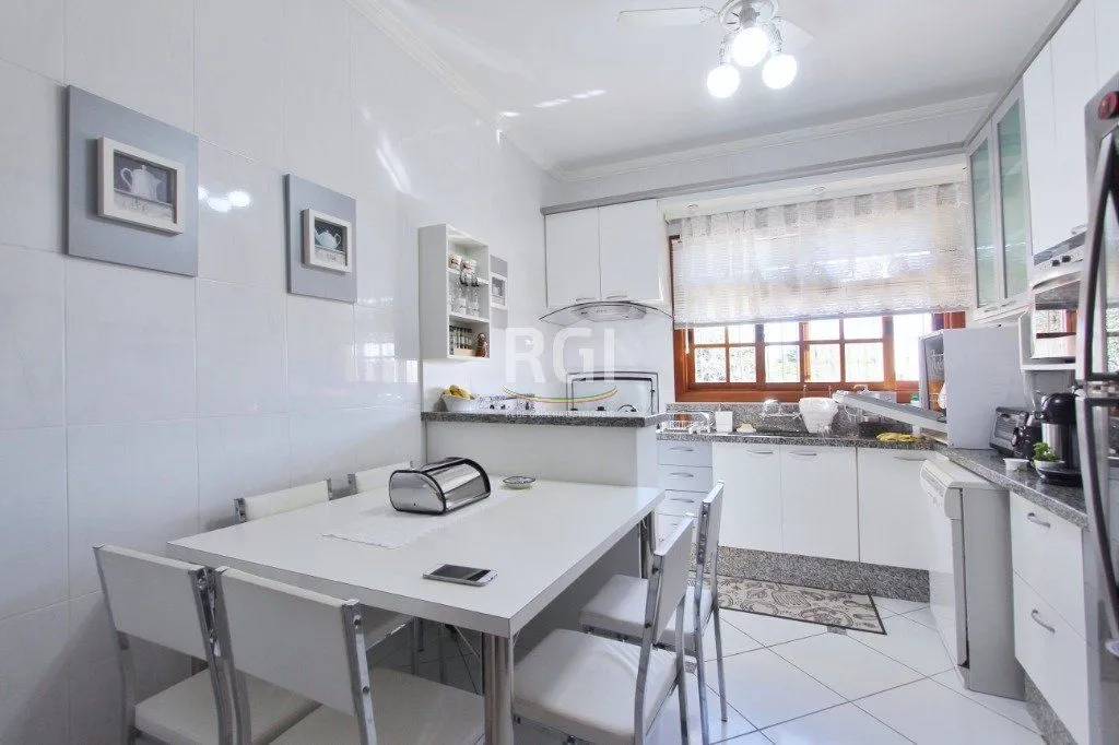 Imagem Casa para Venda - 250m², 3 dormitórios, sendo 1 suites, Teresópolis