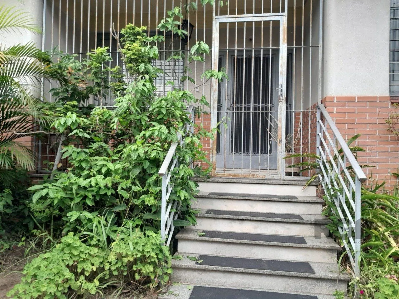 Imagem Casa de 5vquartos e 3 vagas de garagem no bairro Santana em Porto Alegre