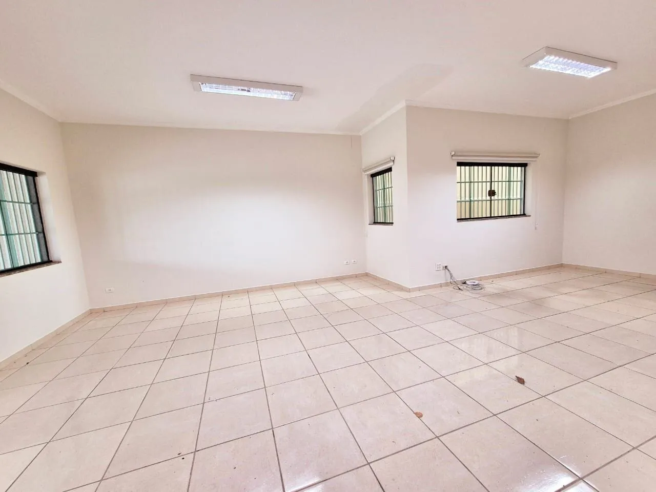 Imagem Oportunidade Imperdível: Casa Comercial a 5 Min do Centro, Perfeita para Empresas com Ampla Estrutura e Localização Estratégica