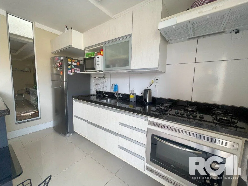 Imagem Bela casa três dormitórios localizada nos altos do bairro Guarujá