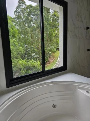 Imagem VENDA DE CASA NO CONDOMÍNIO REAL PARK, EM ARUJÁ/SP, 373m² com 4 suítes amplas, espaço gourmet, piscina e garagem coberta. CONSULTE-NOS.