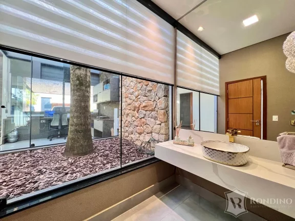 Imagem Casa t?(C)rrea em condomínio moderna com 03 suítes, escritório e cinema.