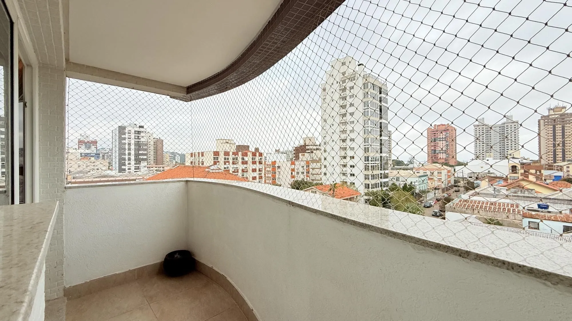 Imagem Excelente apartamento amplo com 2 dormitórios, 2 suítes mais dependência de empregada ou gabinete ou 3º dormitório
