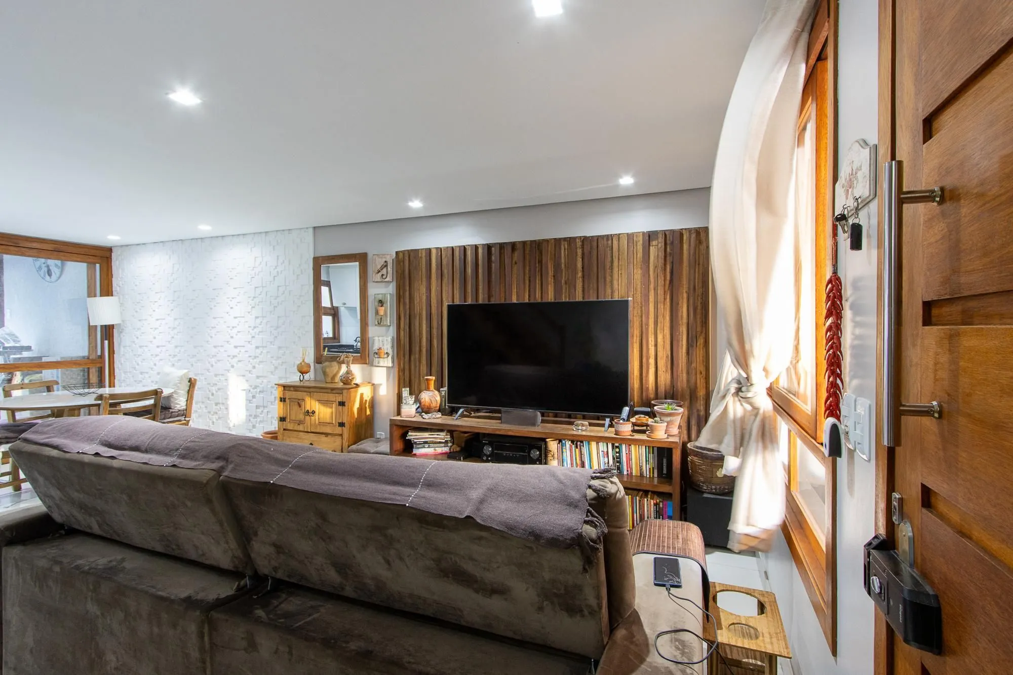 Imagem Casa de condomínio, 3 quartos, 1 suíte, piscina e 2 vagas de garagem;