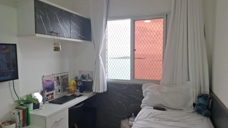 Imagem Vendo apartamento de três quartos com suíte na Rodovia do Sol de frente para o mar, andar alto, com duas vagas de garagem.