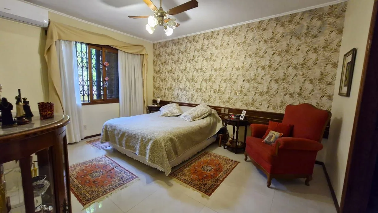 Imagem Casa de Cinema na Glória, com 500m² de área privada, 3 dormitórios, piscina, horta, lareira, elevador, gradeada 4 garagens