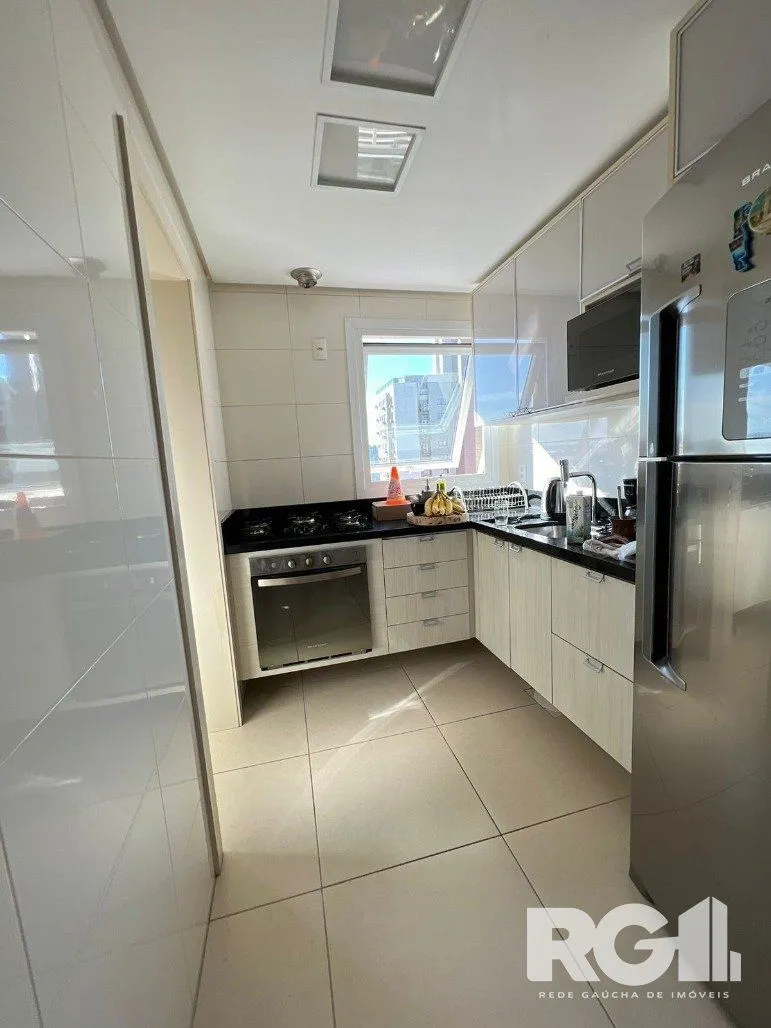 Imagem Espetacular apartamento para VENDA mobiliado, 3 dormitórios, 2 vagas cobertas, infra completa no coração do Bairro Petrópolis.
