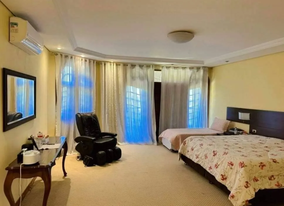 Imagem Imponente Casa à Venda em Tamboré - 5 Suítes, Piscina, Academia e Infraestrutura Completa