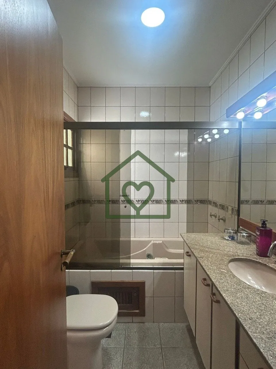 Imagem O imóvel conta com 3 dormitórios, sendo 1 suíte máster com closet em madeira e banheiro com hidr...