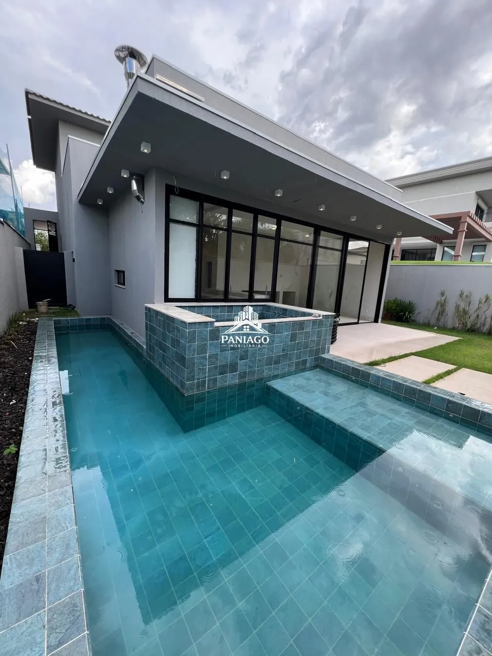 Imagem Casa com 5 Quartos, 4 Suítes e Piscina à Venda no Villa Jardim