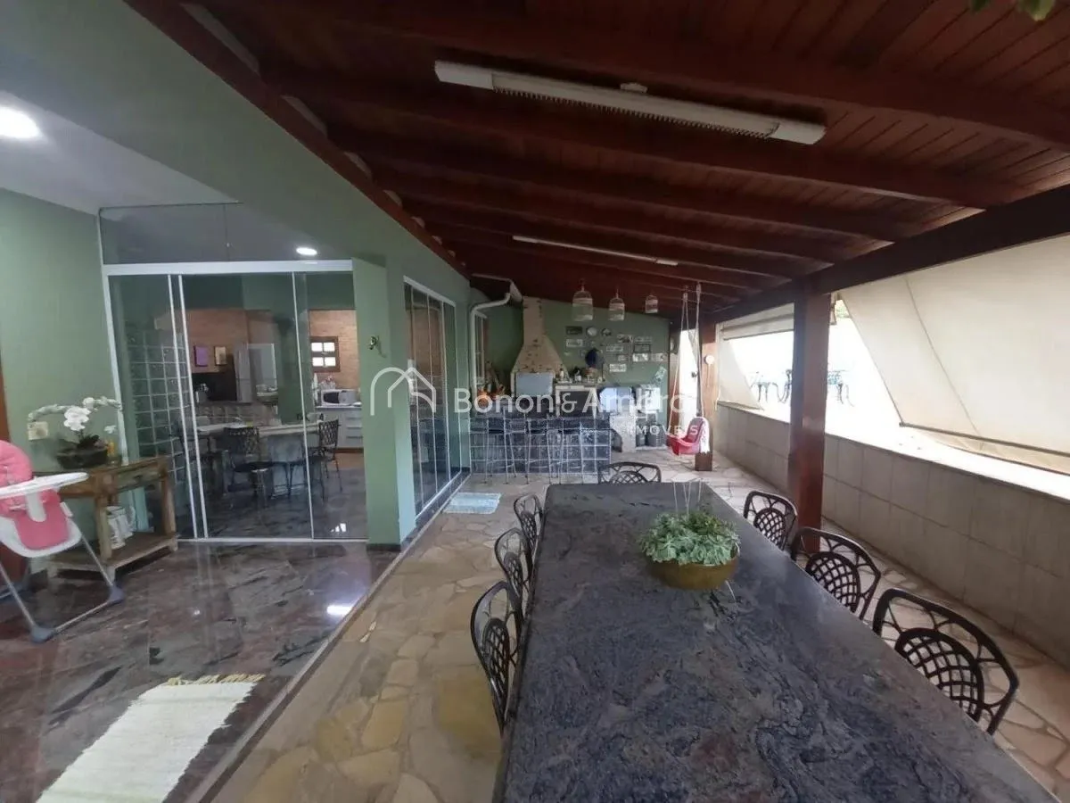 Imagem Casa com 337 m² e 4 quartos