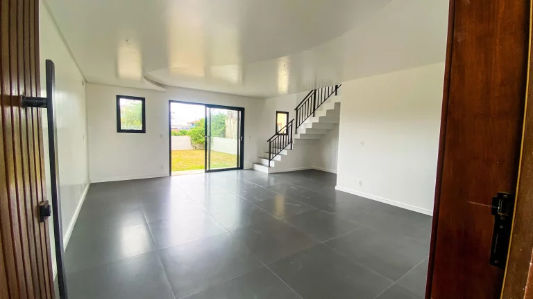 Imagem Imperdível casa à venda em Garopaba-SC, no Areias de Palhocinha: 2 quartos, 2 suítes, 1 sala, 3 banheiros, 1 vaga de garagem, 100m².
