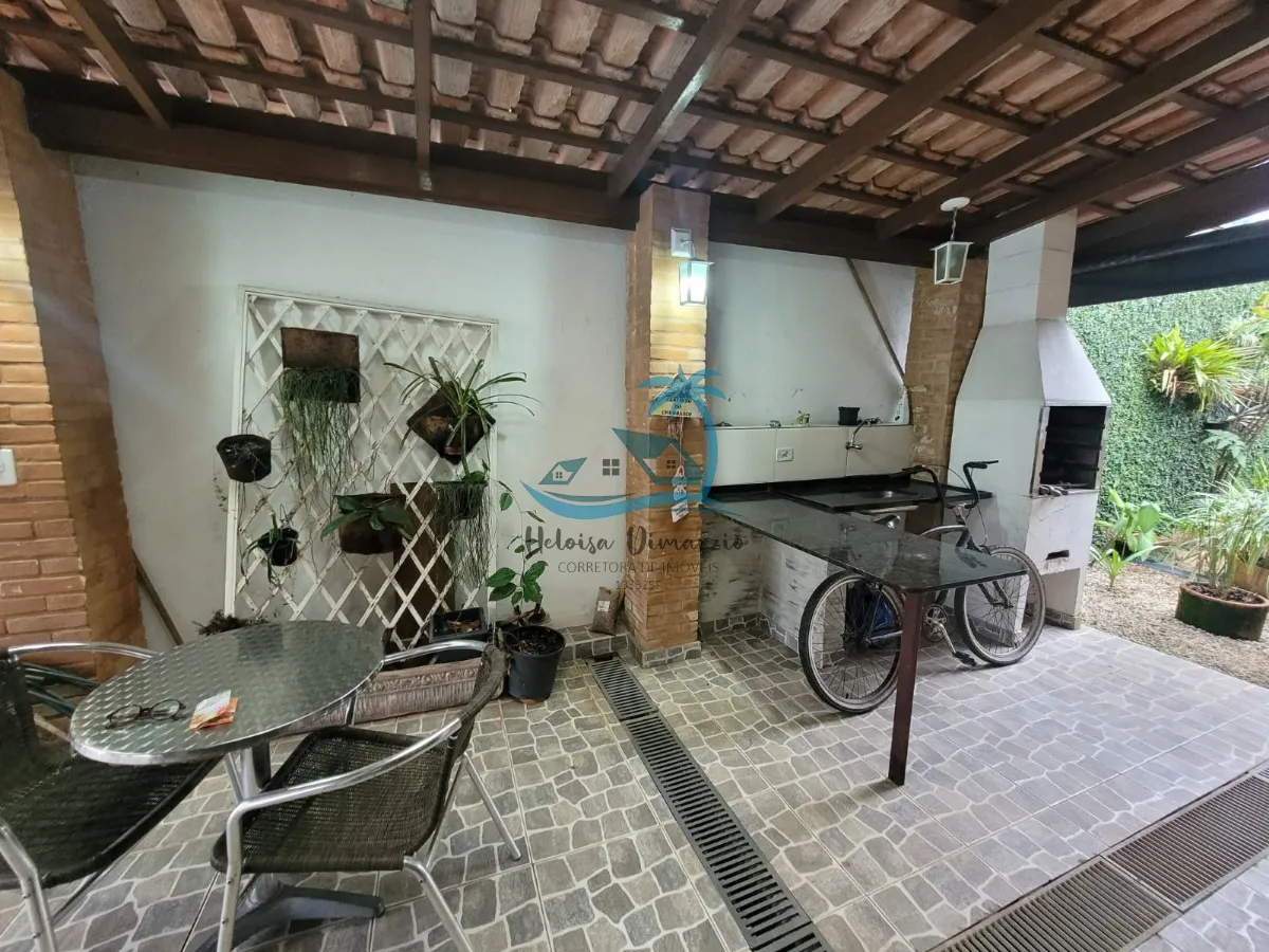 Imagem Excelente casa térrea com 5 dormitórios a venda à 200 metros da orla do Itaguá em Ubatuba.