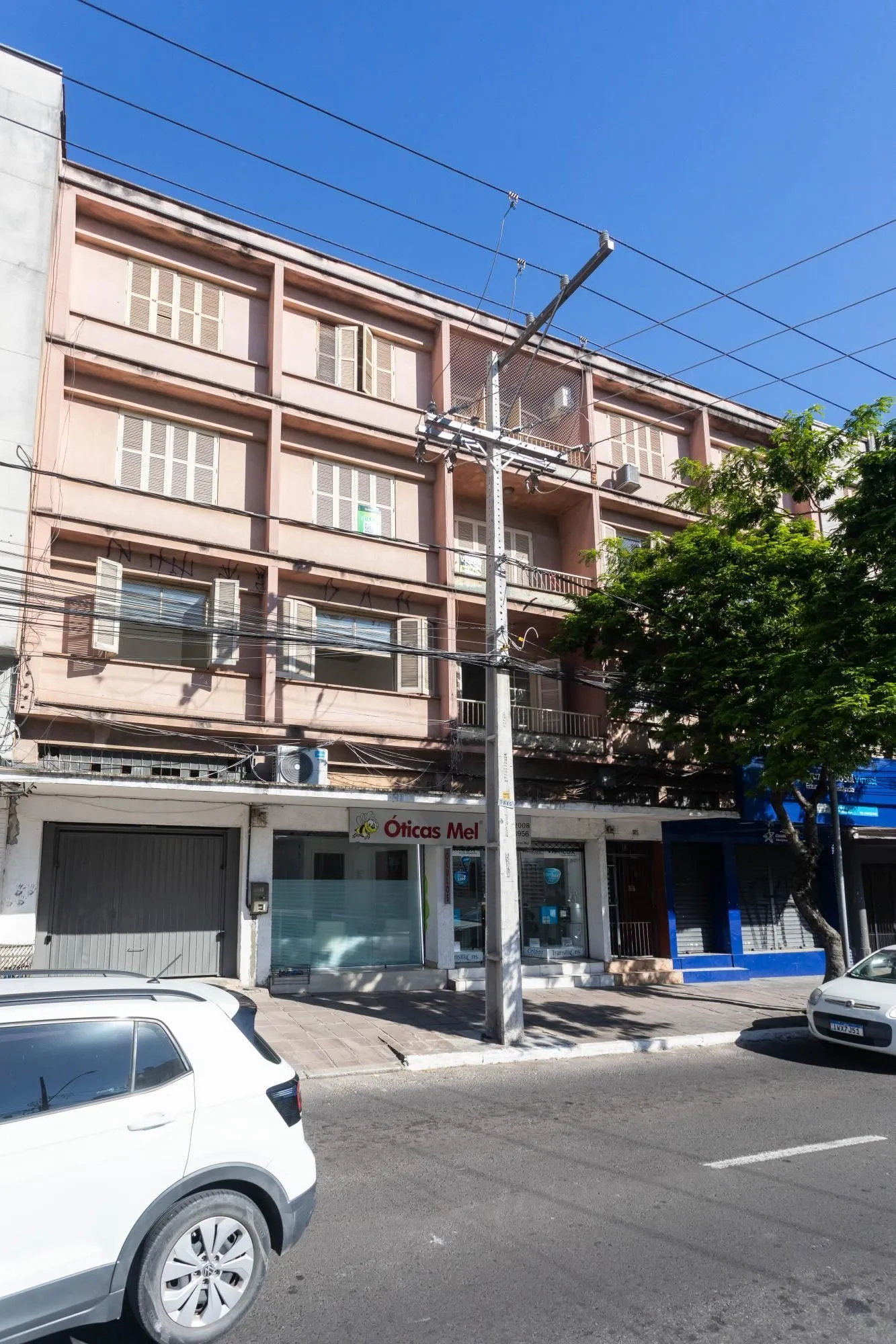 Imagem Amplo Apartamento de 3 Dormitórios com Sacada e Garagem na Av. Protásio Alves