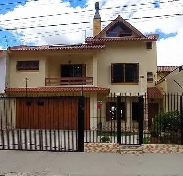 Imagem Excelente casa de 287m² com 3 dormitórios e 4 vagas.