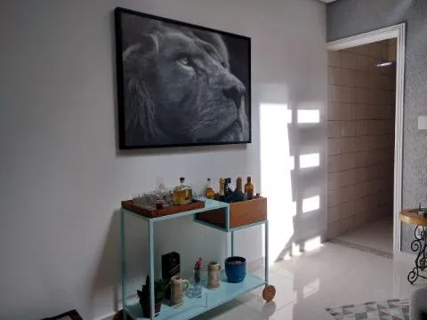 Imagem VENDA DE SOBRADO NO JARDIM VIA DUTRA, EM ARUJÁ/SP, 58m² com 3 quartos, suíte, cozinha com armários, varanda com churrasqueira e 02 vagas. CONSULTE-NOS