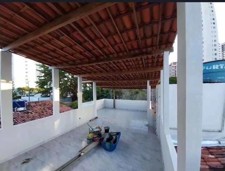 Imagem Casa Duplex em Brisamar com 3 suítes, piscina, varanda, cozinha americana e localização privilegiada próxima às praias.