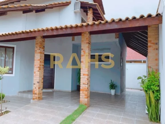 Imagem Linda casa semi-mobiliada e climatizada com 1 suíte, 2 quartos, 2 vagas de garagem e completa área...