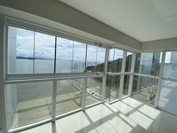 Imagem Ótimo apartamento frente mar semimobiliado em Balneário Camboriú.
