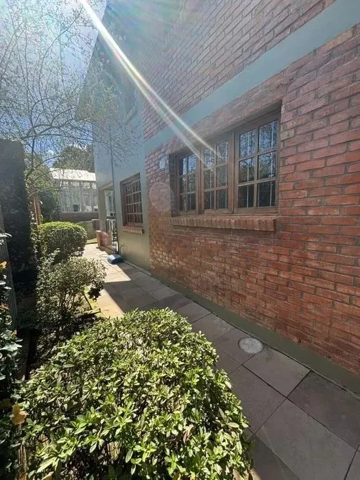 Imagem Residência de Luxo em Condomínio Fechado com 4 Dormitórios, 3 Suítes e Área de Lazer Privativa - São Lucas, Viamão/RS