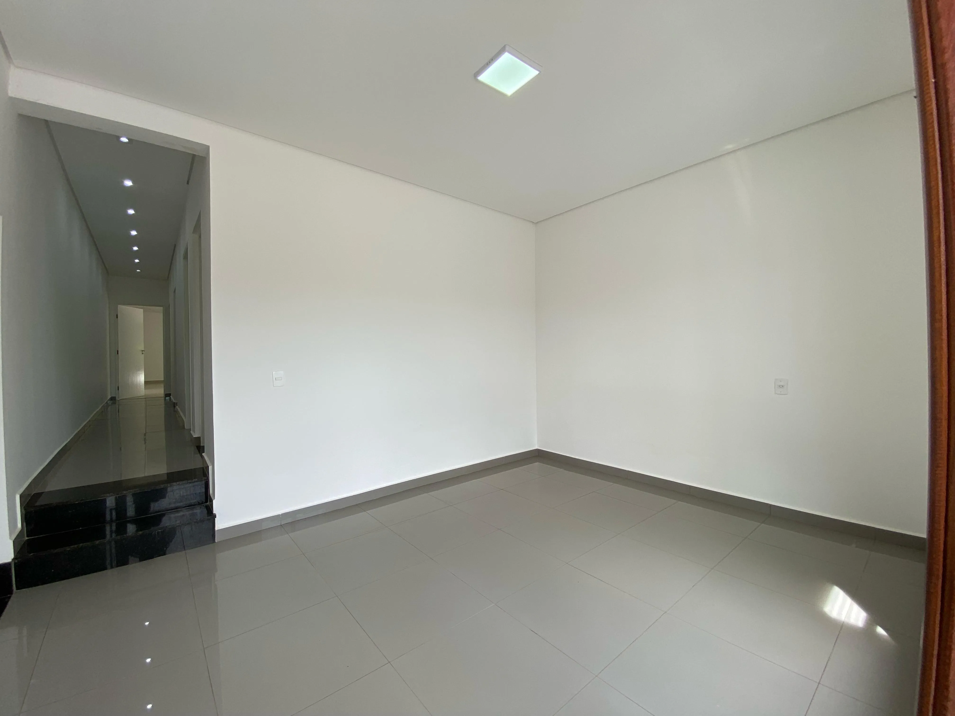 Imagem Casa no Condomínio Portal do Sabiá - 380m² de Área Construída, 3 Suítes e Piscina