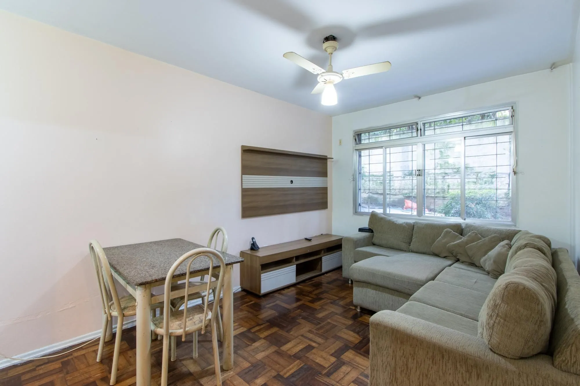 Imagem Apartamento térreo com pátio privativo no coração do Menino Deus, 2 dormitórios.