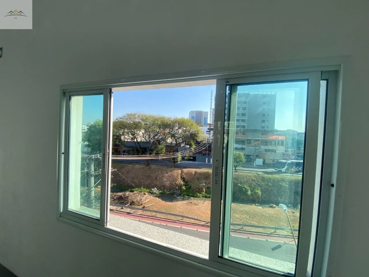 Imagem Salão comercial para locação em Osasco na Av. Santo Antônio 220m² pé direito 5,80m