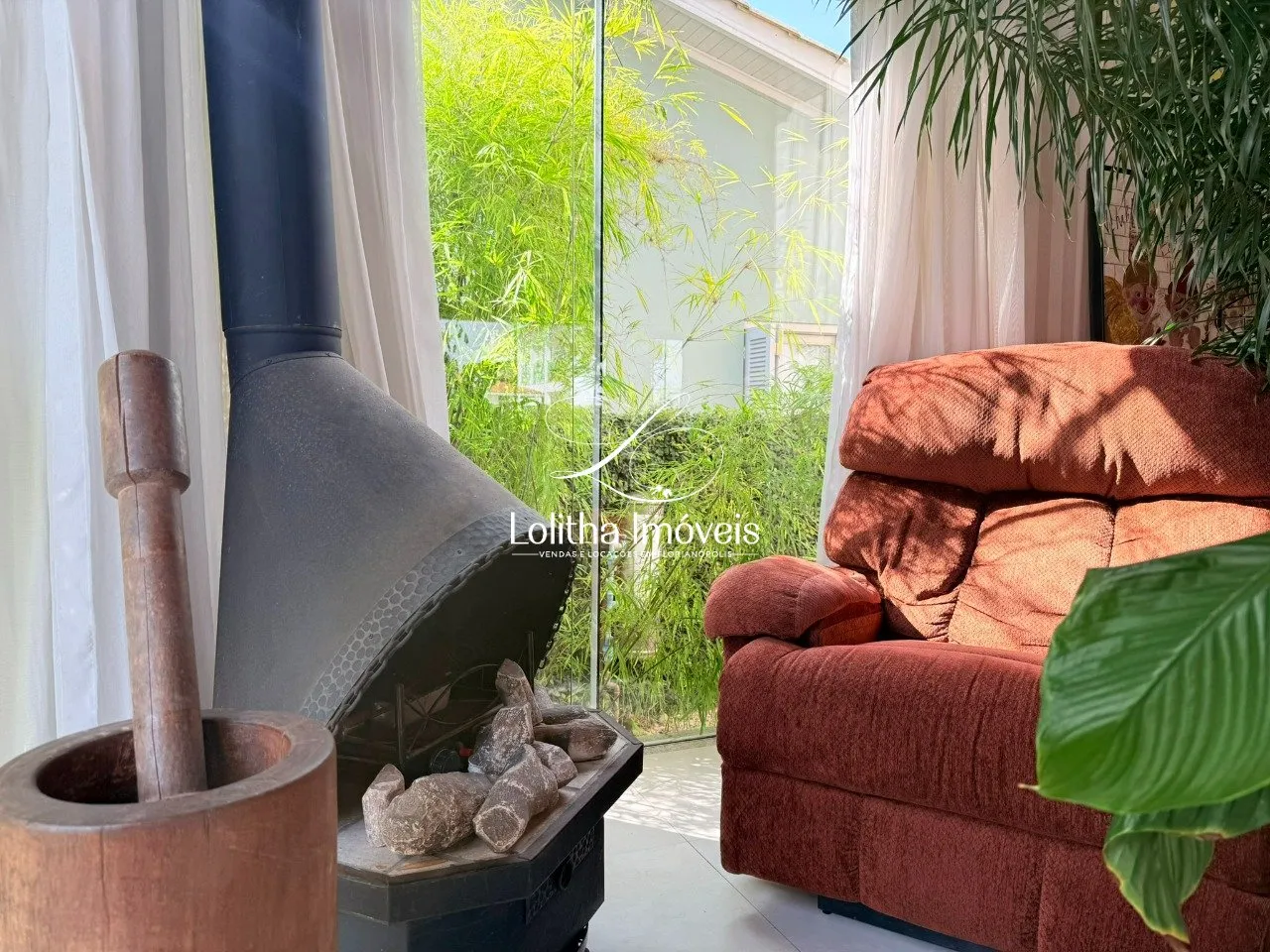 Imagem Casa com 3 Suítes, Piscina e Churrasqueira à venda em Jurerê - Florianópolis/SC
