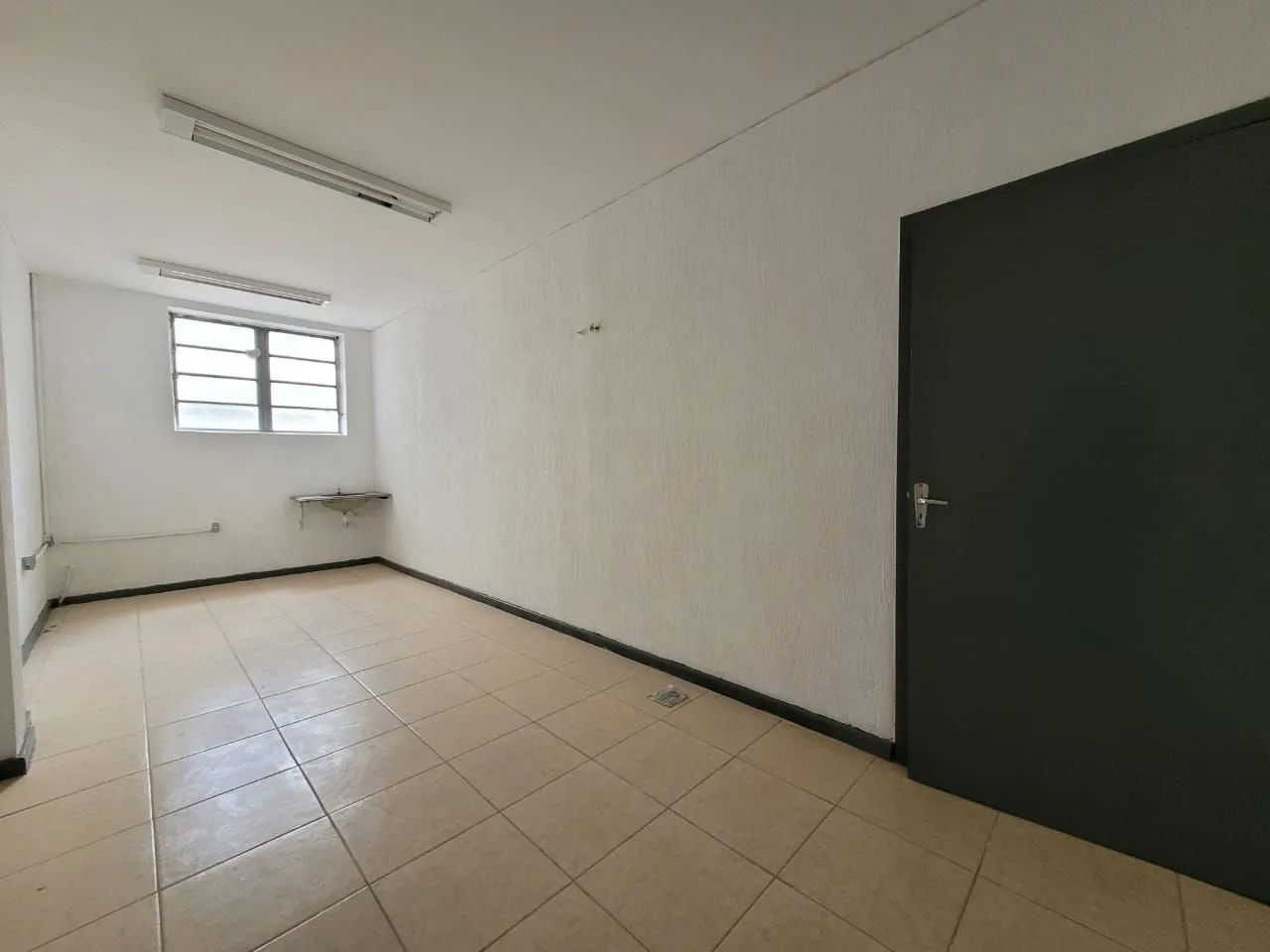 Imagem MÁFFER IMÓVEIS ALUGA SALA COMERCIAL NA RUA URUGUAI, 277.