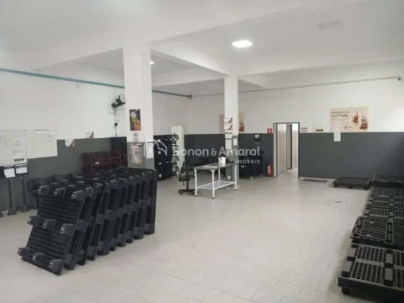Imagem Barracão/Salão comercial mobiliado para locação em excelente localização, próximo à Av. Amor...