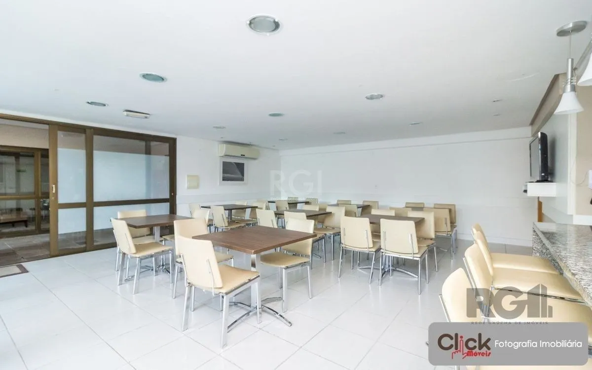 Imagem Vende apartamento desocupado, andar alto, mobiliado, living de dois ambientes, no Passo da Areia - Porto Alegre