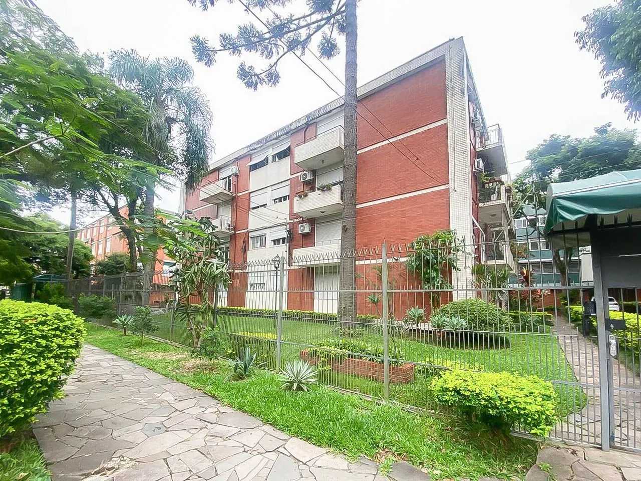 Imagem Apartamento 2 Dormitórios com Vaga Coberta no Menino Deus - Av. Ganzo, de Frente