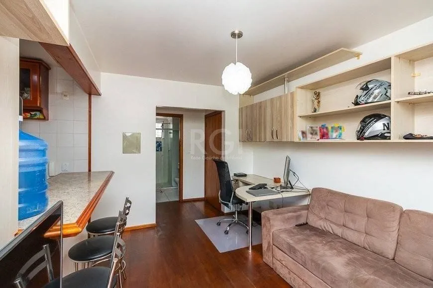 Imagem Apartamento para Venda - 43m², semi mobiliado, 1 dormitório, churrasqueira e 1 vaga de garagem no bairro Partenon