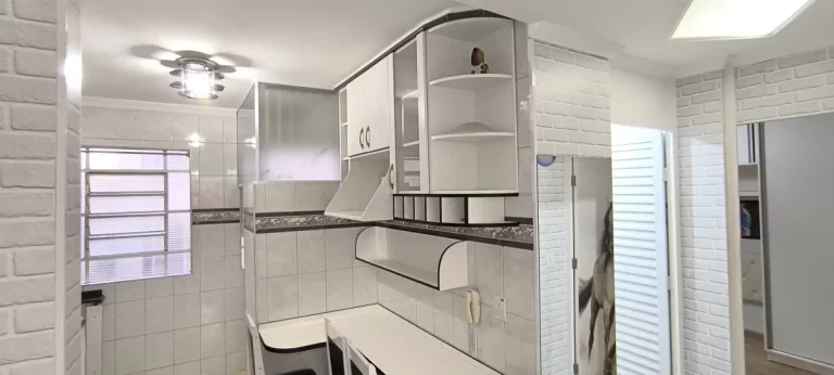 Imagem APARTAMENTO NO CONDOMÍNIO ALPHA II 2 DORMITÓRIOS COM ARMÁRIOS PLANEJADOS E COM PISO LAMINADO