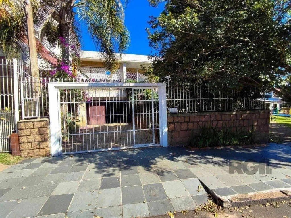 Imagem Excelente casa de 290m² com 4 dormitórios e 4 vagas