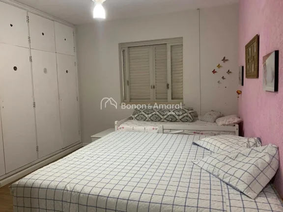 Imagem Localizada na Cidade Universitária, em Campinas, esta casa térrea reúne conforto, praticidade e e...