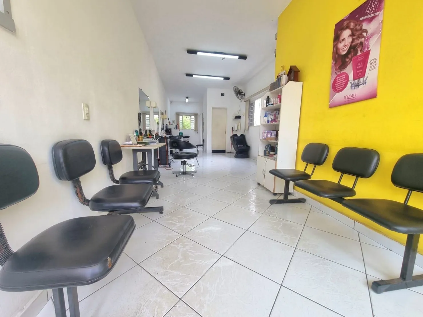 Imagem Linda Casa Térrea com Salão Comercial em Excelente Localização: 3 Dormitórios, Quintal Amplo e Tranquilidade Garantida a 5 Minutos do Centro da Cidade