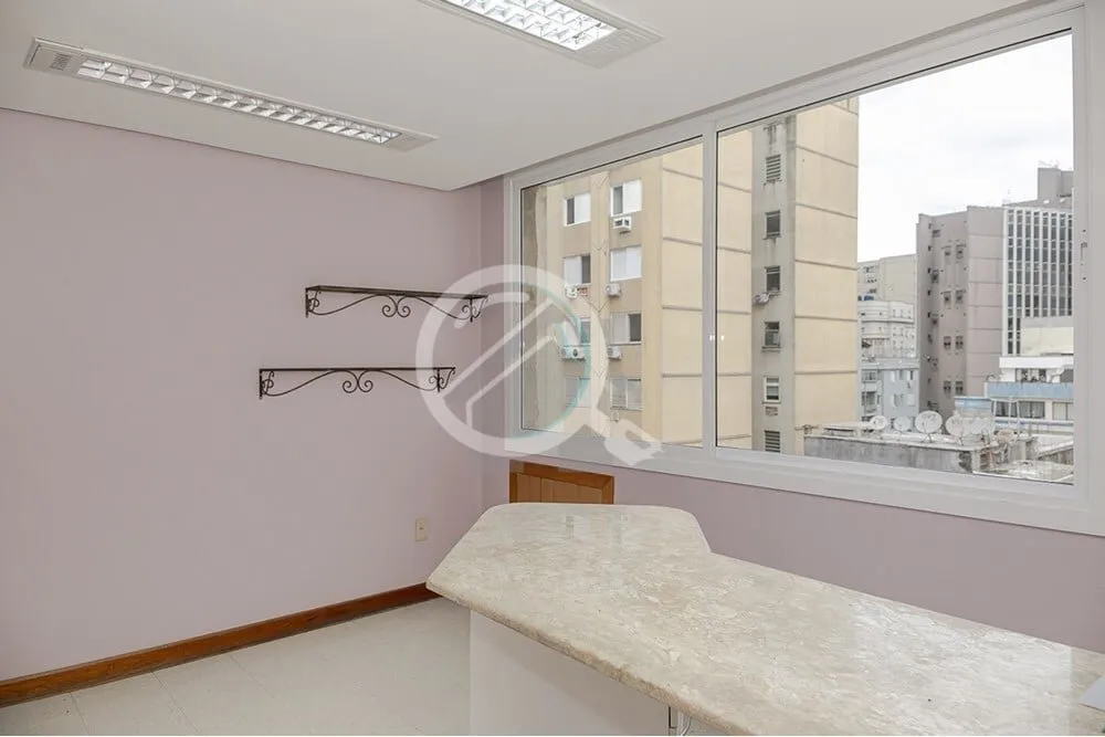 Imagem Localização: Situada na Rua General Andrade Neves, no coração do Centro Histórico, esta sala co...